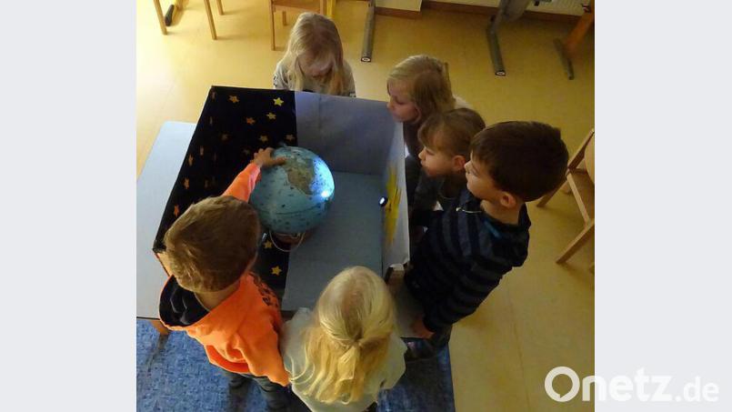 &quot;Wenn bei uns Tag ist, wo ist dann die Nacht?&quot; Fragen wie diesen gingen die Kinder in der Wackersdorfer Kita &quot;Villa Kunterbunt&quot; in freien Experimenten und Versuchen auf den Grund und gewannen damit bei einem bundesweitem Wettbewerb gleich zweimal. Bild: Daniela Huber/exb