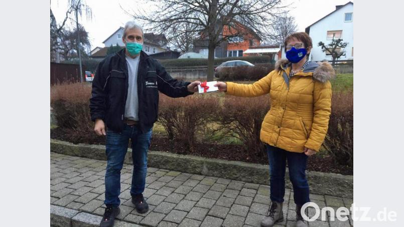 Die Waldthurner Frauenbundvorsitzende Sieglinde Zielbauer übergibt die Geldspende an den ATU-Truckerfahrer Ludwig Wüst für die Rumänienhilfe Bild: fvo