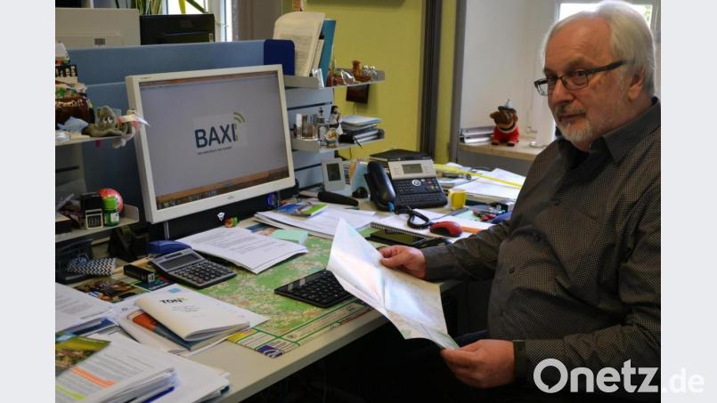 ÖPNV-Experte Peter Zimmert vom Landratsamt Tirschenreuth taktet das KEM-Baxi neu. Es fährt ab Februar 2021 nicht mehr jede Stunde, sondern alle 30 Minuten. Archivbild: luk