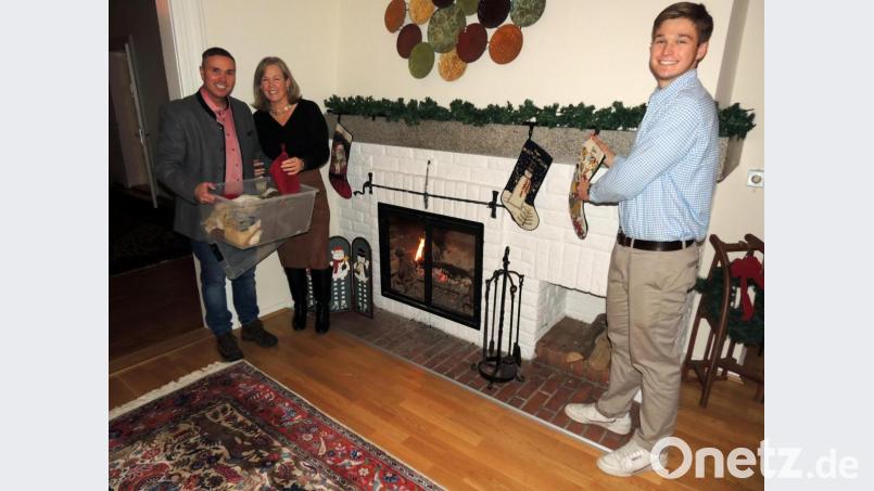 Santa Claus soll die Weihnachtsstrümpfe füllen. Die Familie von Brigadegeneral Norrie platziert sie am Kamin. Bild: mor