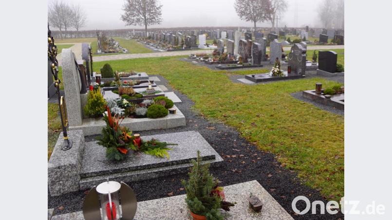 Ein Unbekannter hat es auf ein Grab beim Südausgang des Immenreuther Friedhofes abgesehen. Symbolbild: bkr