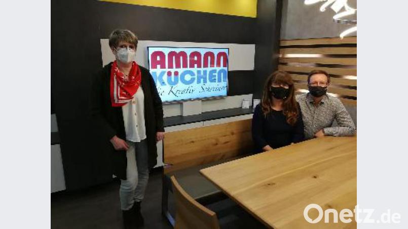 Die Spende nimmt (von links) Elke Lauterbach von Gudrun und Herbert Amann entgegen. Bild: Malteser/exb