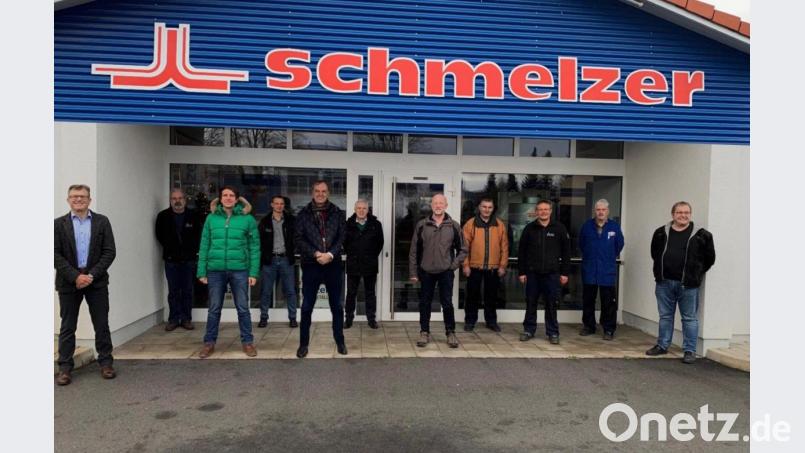 Im Bild von links Geschäftsführer Helmut Keck, Martin Pöhlmann, Peter Schmelzer, Maximilian Müller, Geschäftsführer Gerhard Schmelzer, Günther Pfeifer, Peter Wildenauer, Manfred Langner, Karl Bayer, Jürgen Müller und Andreas Klar. Bild: Firma Schmelzer/exb