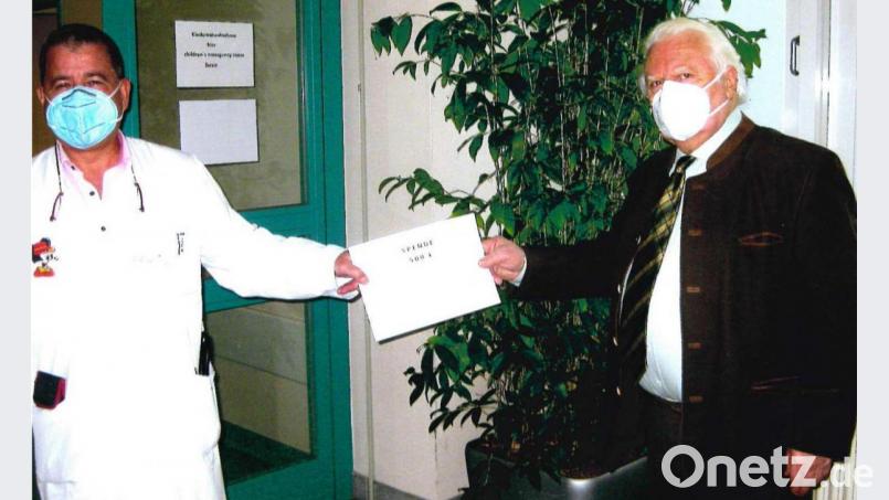 Dr. Andreas Fiedler (links) und Alfons Siegert bei der Spendenübergabe. Für das Kinder-Palliativteam gab es 500 Euro. Bild: Siegert/exb