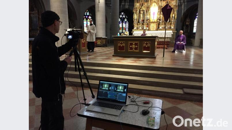 Gottesdienste als Live-Stream oder Video-Aufzeichnung im Internet: Mitten in der Corona-Pandemie hilft dies, Kontakte zu reduzieren - auch und gerade an Weihnachten. Bild: eik