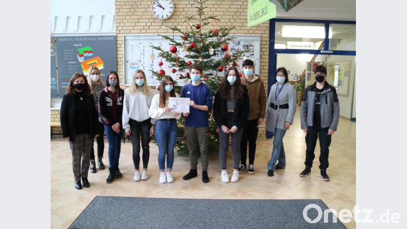 Einen Teil des Erlöses aus dem Weihnachtsbasar spendeten die Schüler an die Kuno-Stiftung. Bild:  Matthias Sitzmann/exb