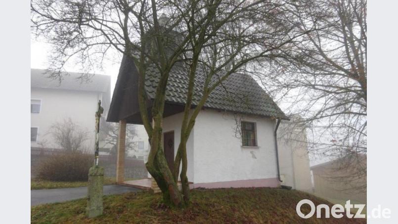 Staade Zeit in Trichenricht: Die idyllische Kapelle lädt ein zum Innehalten und hat auch im dichten Buchbergnebel ihren Reiz. Die Dorfgemeinschaft hat die liebevolle Pflege der Kirche übernommen und plant eine Sanierung. Bild: e