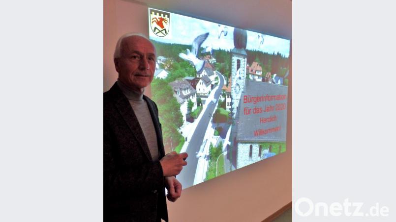 Die diesjährige Bürgerversammlung gibt es heuer als digitale Bürgerinformation. Unser Bild zeigt Bürgermeister Peter König bei der Vorabpräsentation im Sitzungssaal Im Rathaus Neusorg. Archivbild: br