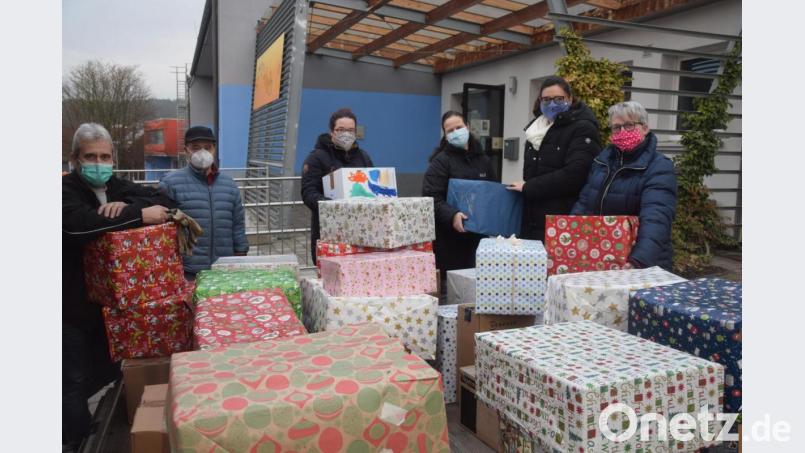 Heuer musste Rektorin Katja Meidenbauer (Zweite von rechts) die 58 Pakete selbst zum Lastwagen tragen. Die Kinder waren bereits im Lockdown. Bild: fz