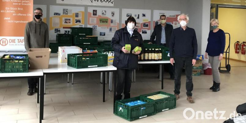 An der Walter-Höllerer-Realschule brachten Schüler viele Spenden für die Amberger Tafel von zu Hause mit. Beim Verladen packten Lehrer Robert Kramel, Tafel-Vorstand Irmgard Buschhausen, Direktor Martin Zimmermann, Tafel-Vorstand Bernhard Saurenbach sowie Lehrerin Ulrike Glück (von links) mit an. Bild: lhc