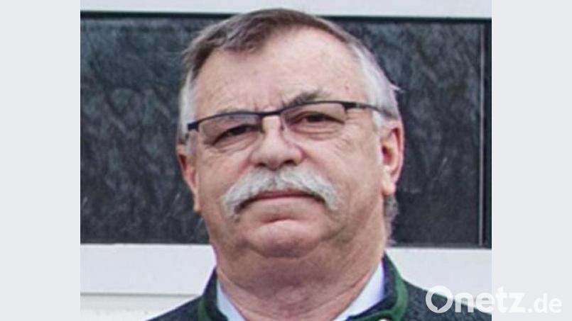 Manfred Götz wurde für seine 40-jährige Betriebszugehörigkeit ausgezeichnet. Bild: Gebr. Donhauser/exb