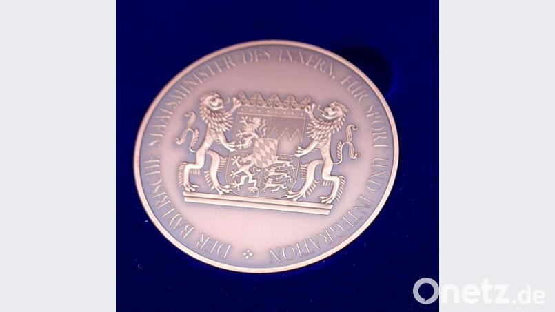 So sieht sie aus, die Kommunale Verdienstmedaille des Freistaats Bayern. Bild: gac