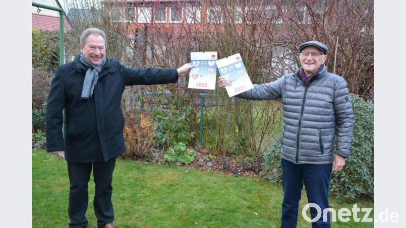 Bereits zum 26. Mal hat der SPD-Ortsverein Mitterteich einen Jahreskalender herausgebracht. Vorgestellt wurde der Kalender 2021 von Walter Wenisch (rechts) und SPD-Ortsvorsitzendem und Zweitem Bürgermeister Johann Brandl. Bild: jr