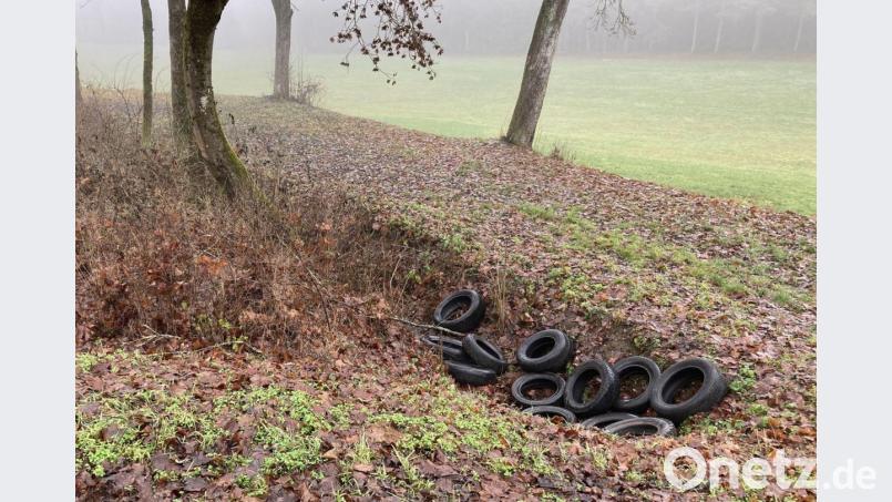 Einen Haufen Altreifen hat ein Unbekannter am Parkplatz Sommerau an B 470 nahe Kirchenthumbach abgeladen. Bild: Polizei Eschenbach