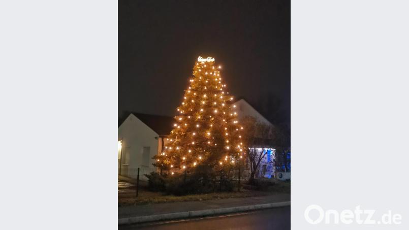 An der Einfahrt nach beziehungsweise Ausfahrt aus Grafenwöhr verbreitet ein imposanter Lichterbaum weihnachtliche Atmosphäre. Bild: az