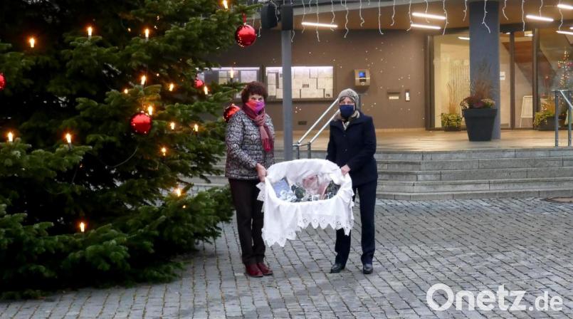 Die Weihnachtsbraten, die Rita Korb und Elsa Bächer (von rechts) beim Wiesauer Rathaus präsentierten, sind jedes Jahr ein beliebtes Mitbringsel der Wiesauer Frauen-Union. Bild: wro
