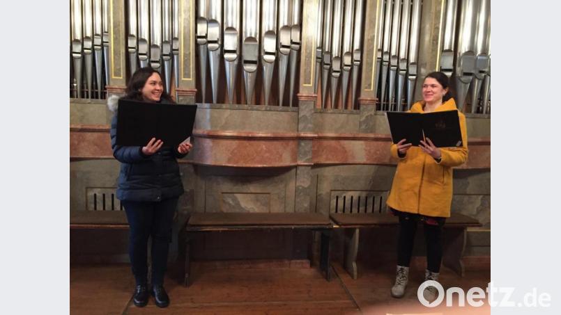 Katharina und Franziska Grimm (von links) sangen in Pfarrmesse adventliche Lieder. Bild: jzk