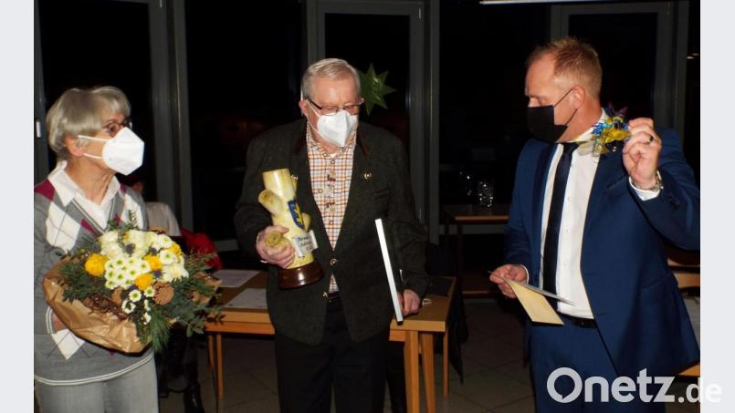 Eichenmüller (rechts) gratuliert dem Preisträger Willi Meier mit dem Kulturschnoittling, übergibt ihm sozusagen auf Lebenszeit den Schlüssel zum Kräutergarten. Links daneben Frau Ursula Meier. Bild: e