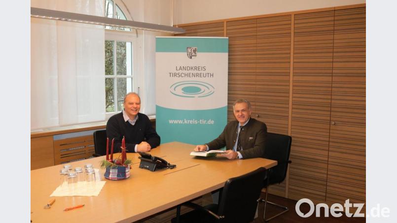 Dekan Thomas Guba (links) zu Besuch bei Landrat Roland Grillmeier. Bild: Walter Brucker/Landratsamt Tirschenreuth/exb