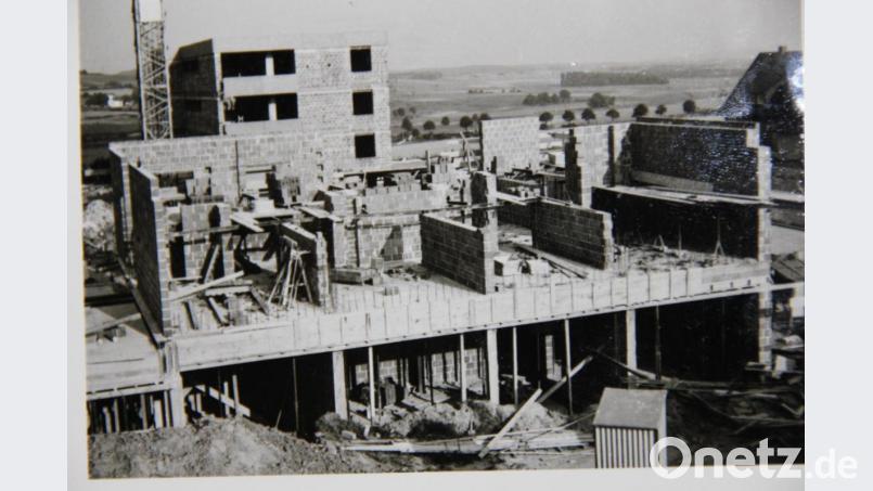 Die Lage des Altenheims auf der Raigeringer Höhe war wohl bedacht gewählt, denn das junge Pfarr- und Stadtviertel Dreifaltigkeit befand sich im Entstehen und versprach enormes Wachstumspotential. Das Haus auf der grünen Wiese, das für 80 Senioren ausgerichtet war, setzte für die ganze Oberpfalz neue Maßstäbe und in Amberg städtebauliche Akzente. Bild: ads