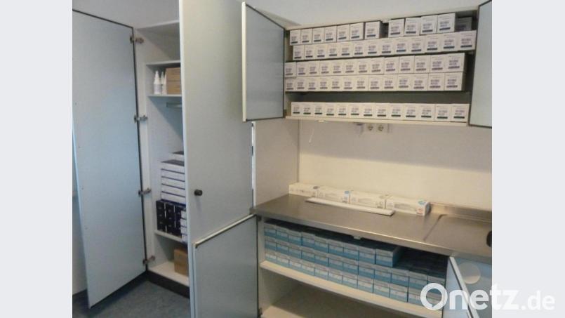 Alle Utensilien sind bereits massenweise vorrätig – nur der Impfstoff gegen Covid-19 fehlt noch. Bild: Wilhelm Amann