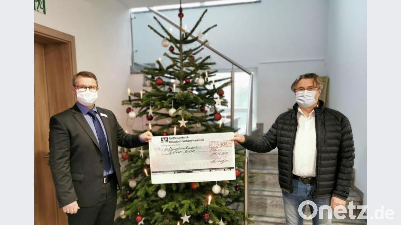 Bürgermeister Reiner Gäbl dankt im Namen der örtlichen Vereine und Organisationen dem Filialleiter Markus Dimper für die Spenden. Bild: gz