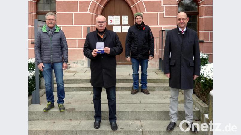 Karl-Heinz Kreiner (links), Stadtrat Martin Pöllath (rechts) und FDP-Ortsvorsitzender Christian Weiß (Zweiter von rechts) gratulieren Hans-Jürgen Reitzenstein zur Ehrung für besondere Verdienste um die kommunale Selbstverwaltung. Bild: gac