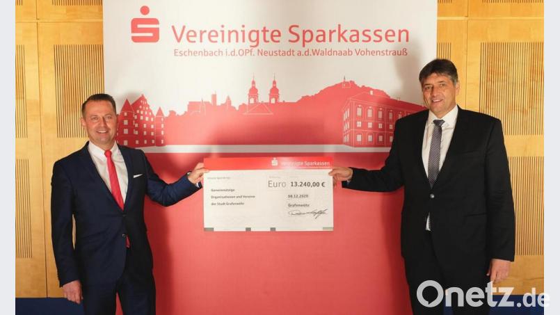 Spendengeld in Höhe von 13.240 Euro gehen an die Vereine und Institutionen der Stadt Grafenwöhr. Bürgermeister Edgar Knobloch (rechts) nimmt das Geld stellvertretend aus den Händen des Sparkassenchefs Gerhard Hösl entgegen. Bild: dob