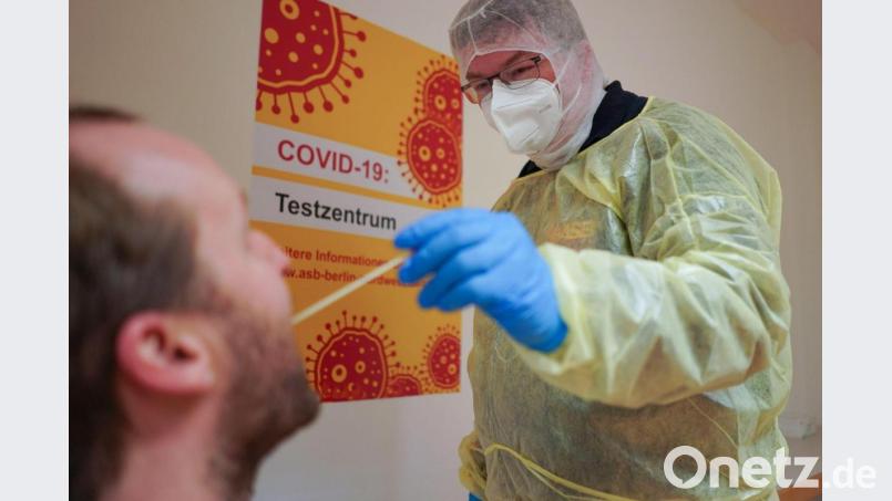 Eine Person wird in einem Corona-Testzentrum auf Corona getestet. Foto: Jörg Carstensen/dpa Bild: Jörg Carstensen