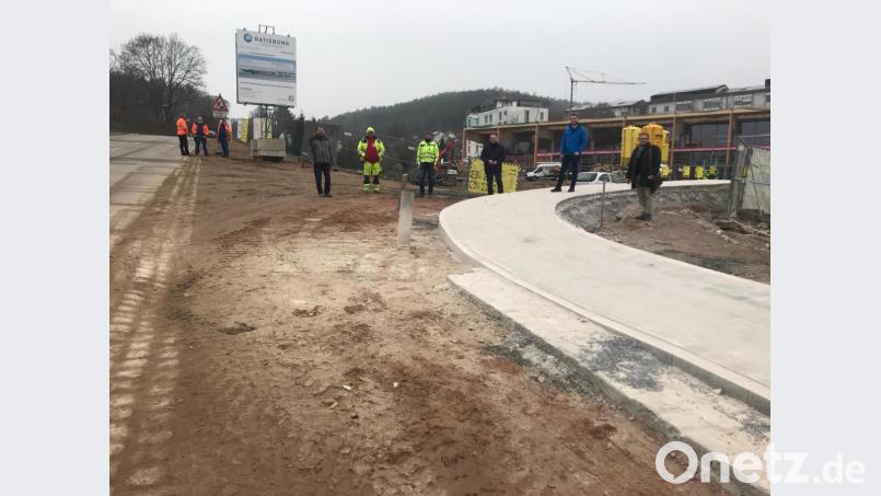 Treffen zur Bauabnahme: Die Erschließung des Ratisbona-Grundstücks an der Regensburger Straße (links), auf dem ein Supermarkt (Hintergrund) entsteht, ist zunächst fertig. Eine Abbiegespur wird 2021 noch gebaut. Bild: Wilhelm Amann
