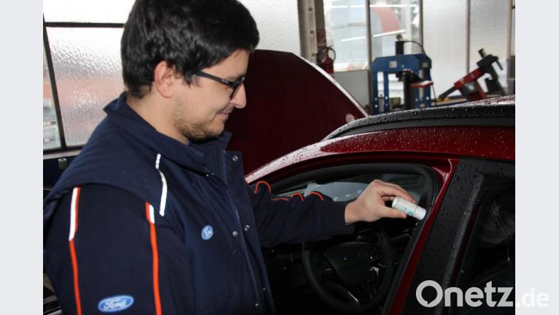 Mit einem Hirschtalg-Stift werden die Türgummis eingestrichen. Damit ist ein Zufrieren der Türen ausgeschlossen. Bild: kro