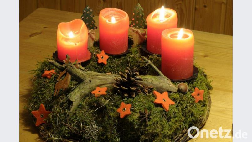 Seit Sonntag brennen alle vier Kerzen des Adventskranz, morgen ist Heiligabend. Angesichts der Coronapandemie und der strengen Kontakt- und Ausgangsbeschränkungen sagt der CVJM Rosenberg seine Aktion &quot;Weihnachten an der Haustür&quot; ab und feiert ebenfalls nur in der eigenen Familie Weihnachten. Symbolbild: Petra Hartl