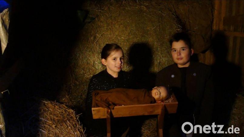 Luisa und Lukas Karakuzu als Maria und Josef. Screenshot: Evangelische Kirchengemeinde/exb