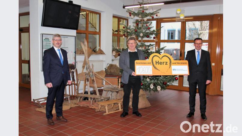 Die beiden Bankvorstände Joachim Geyer (rechts) und Robert Haubner (links) überreichten den symbolischen Scheck stellvertretend an Realschul-Rektor German Helgert. Bild: stg