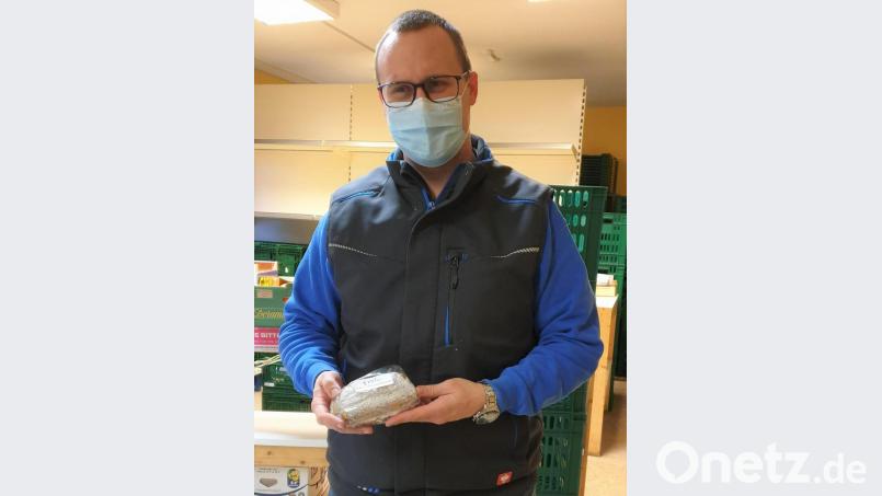 Florian Pappenberger hat 64 Stollen für den Bürgerladen gebacken. Bild: rgr