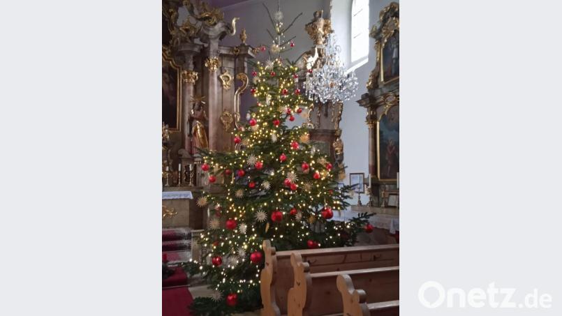 Mit Christbaum Krippe, Beleuchtung, Dekoration und adventlicher Musik bietet sich die Moritzkriche als Zeil eines Spaziergangs an, um dort etwas zu verweilen und die Atmosphäre zu genießen. Bild: sei