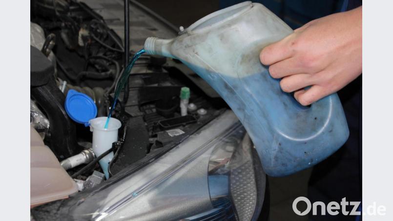 Wichtig ist, dass in die Scheibenwaschanlage auch Frostschutz, aufgefüllt wird. damit das Scheibenwischerwasser nicht einfrieren kann. Bild: kro