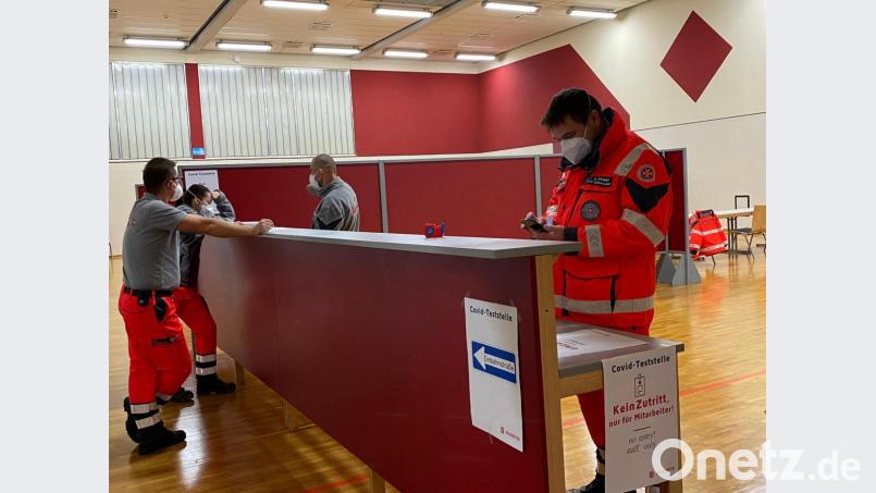 Unter der Regie von Andreas Kramer wurde am Dienstag die Teststation in der Nordgauhalle Nabburg eingerichtet. Bild: cv