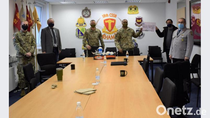Bei der Spendenübergabe im Stabsgebäude des Partnerschaftsverbandes 18. CSSB in Grafenwöhr nahmen teil (von links): Master Sergeant Christopher Ladd, Bürgermeister Uwe König, Bataillonskommandeur Lieutenant Colonel Charles Jaquillard, Command Sergeant Major Rassun Thompson, Bezirksgeschäftsführer Dario Vodojkovic sowie 2. Vorsitzender der Reservistenkameradschaft Freihung, Stabsfeldwebel der Reserve, Gerhard Lindthaler. Bild: nbu