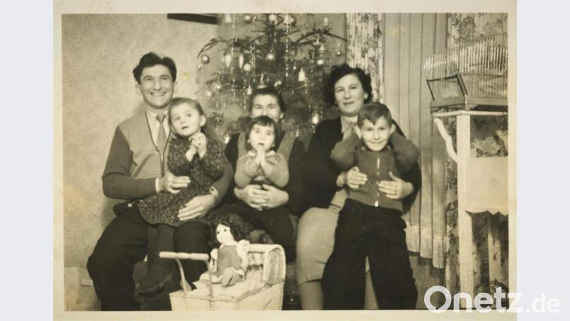 Das Bild aus dem Familienalbum von Else Buchfelder (rechts hinten) zeigt das andächtige Warten der Kinder am Heiligen Abend auf das Christkind. Repro: eb
