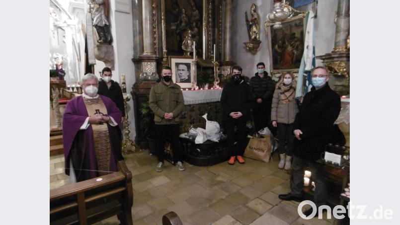 Pfarrer Arnold Pirner (links) und Organisator Johannes Käs (rechts) freuen sich über den Erfolg der Schuh-Sammelaktion. Bild: rgl