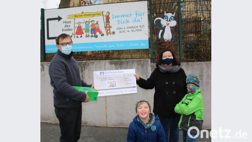 Wegen der Corona-Pandemie sammelt der Marien-Kindergarten heuer keine Weihnachtspäckchen für die Aktion Pomoc, sondern unterstützt diese mit einer Spendenaktion. 1000 Euroübergibt Elternbeiratsvorsitzende Michaela Hofmann (rechts) an Uli Iberer (links), einen der Hauptorganisatoren der Aktion Pomoc. Bild: u