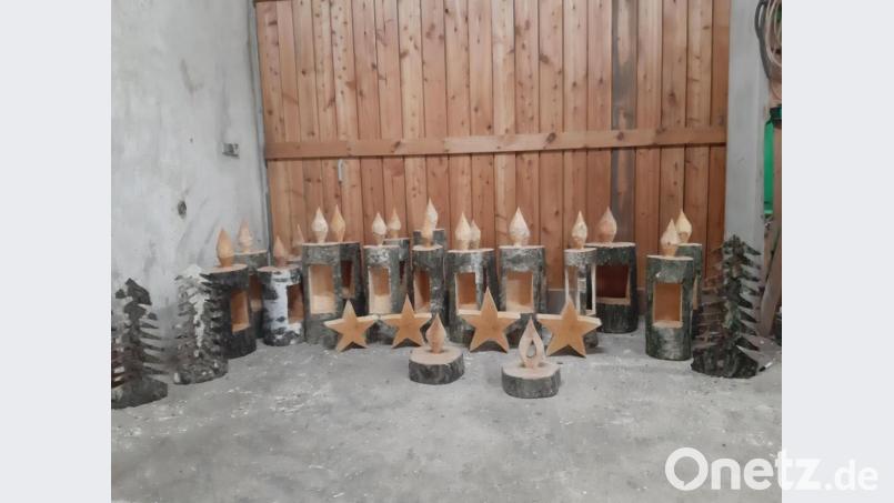 22 Kerzen, dazu Sterne und kleine Bäume, fertigte Ludwig Arnold aus Baumstämmen. Ihr Verkauf erbrachte 650 Euro für die Förderschule am Heilpädagogischen Zentrum Irchenrieth. Bild: fz
