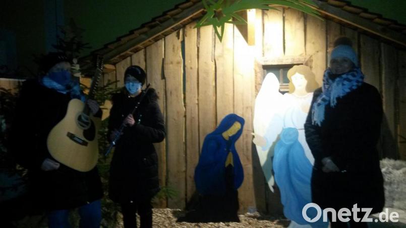 Vor der Krippe bei der Pfarrkirche in Lintach wird das letzte Adventsfenster vorgestellt. Bild: jow