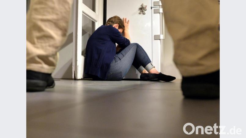 Eine Frau versucht, sich vor der Gewalt eines Mannes zu schützen. Symbolbild: Maurizio Gambarini/dpa