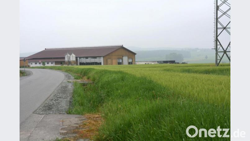Unterhalb dieses Hofs sollen 32 Einfamilienhäuser entstehen. Ursprünglich waren 38 vorgesehen. Ob der Landwirt mit dieser schmaleren Lösung leben kann, will er nach Rücksprache mit seinem Anwalt entscheiden. Archivbild: Gabi Schönberger