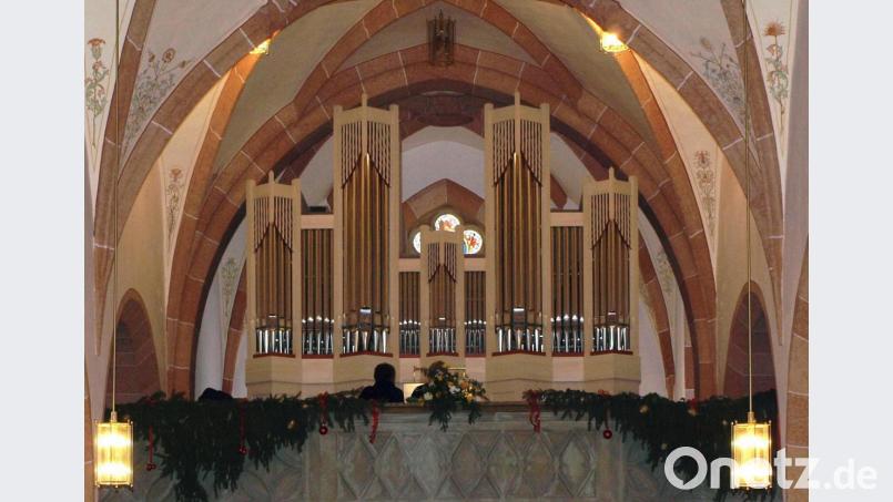 Zehn Jahre nach der Segnung der neuen Sandtner-Orgel in der Stadtpfarrkirche wird Organist Joachim Steppert bei den Gottesdiensten an den Weihnachtstagen voll in die Tasten des Orgeltisches greifen, um in Zeiten des Sing-Verbots mit dem Königin der Instrumente Freude und Hoffnung zu verbreiten. Bild: do
