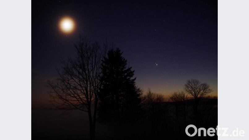 Die Große Konjunktion von Stadlern (Kreis Schwandorf) aus eingefangen. Der hellere Lichtpunkt rechts der Bildmitte ist der Jupiter, daneben der Saturn. Bild: Karl Schneider