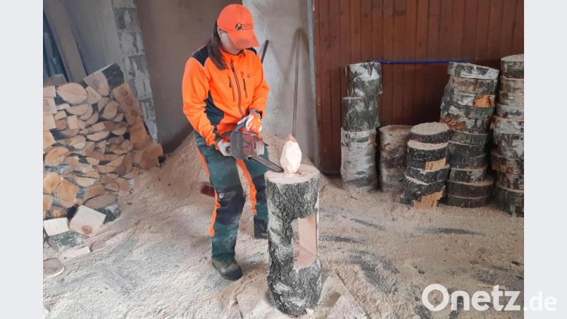 Geschickt mit der Motorsäge: Christiane Arnold hilft ihrem Papa Ludwig beim Fertigen der Weihnachtskerzen. Bild: fz