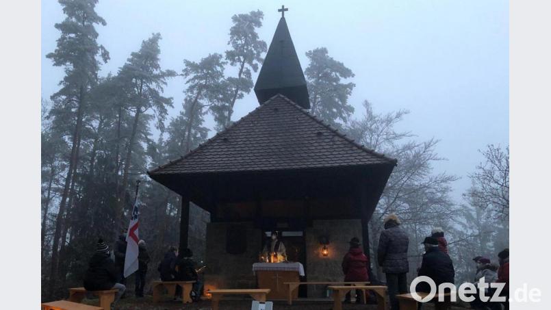 Stimmungsvoll war die Atmosphäre beim Friedenslichtgottesdienst am Buchberg, den Pfarrer Josef Irlbacher heuer Corona konform mit zahlreichen Gläubigen im Freien an der Nepomukkapelle feierte. Bild: ads